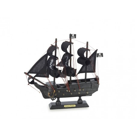 Modelo de barco pirata con casco negro y velas negras. El barco tiene detalles en color marrón y varias banderas con calaveras, tanto en la parte superior de los mástiles como en los laterales. La base del modelo tiene una placa con el nombre "Black Pearl".