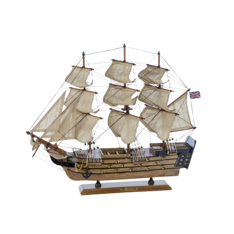 Modelo de barco de vela antiguo con casco de madera clara. Tiene numerosas velas de color beige dispuestas en tres mástiles, y una bandera británica ondeando en la popa. La estructura del barco es detallada, con cuerdas y aparejos bien definidos.